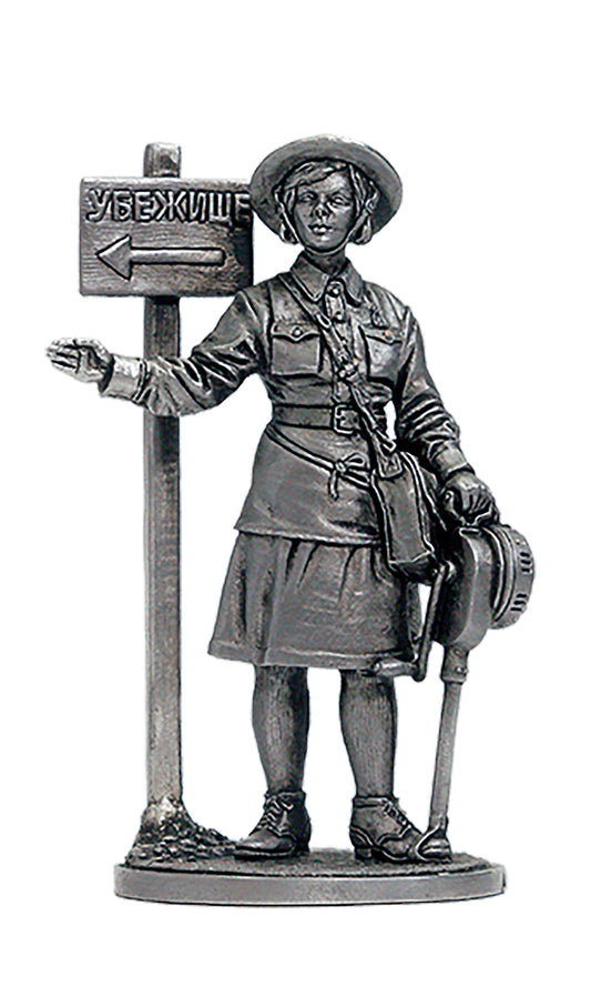 EK-WW2-35 - девушка-инструктор МПВО с ручной сиреной, 1941-44 гг. СССР