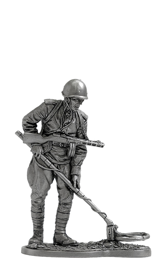 EK-WW2-58 - рядовой сапёрных частей Красной Армии с миноискателем, 1943-45 гг. СССР